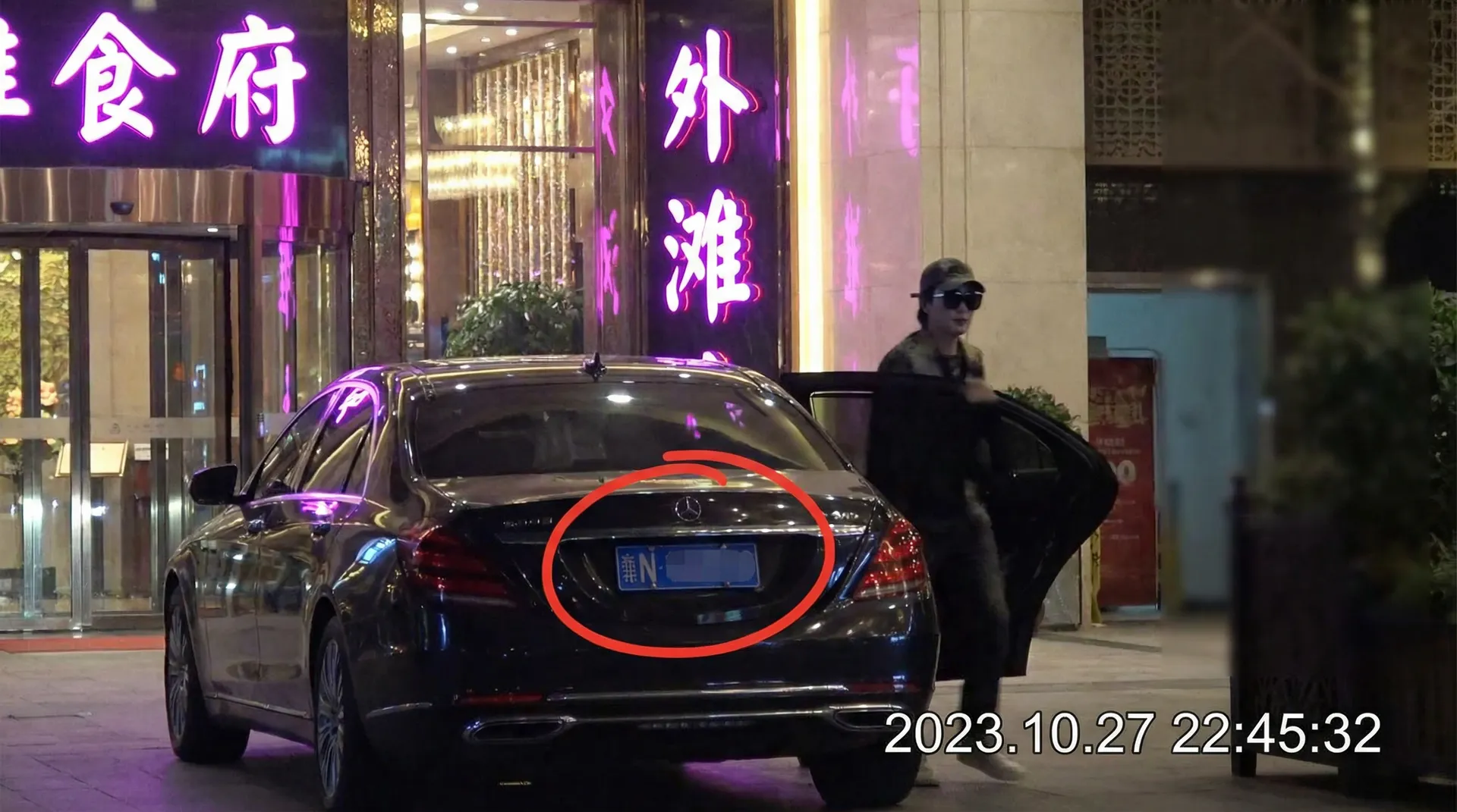 《楼凤》楼凤官网::极品楼凤电影聚集地 - 豪车餐厅外偷拍